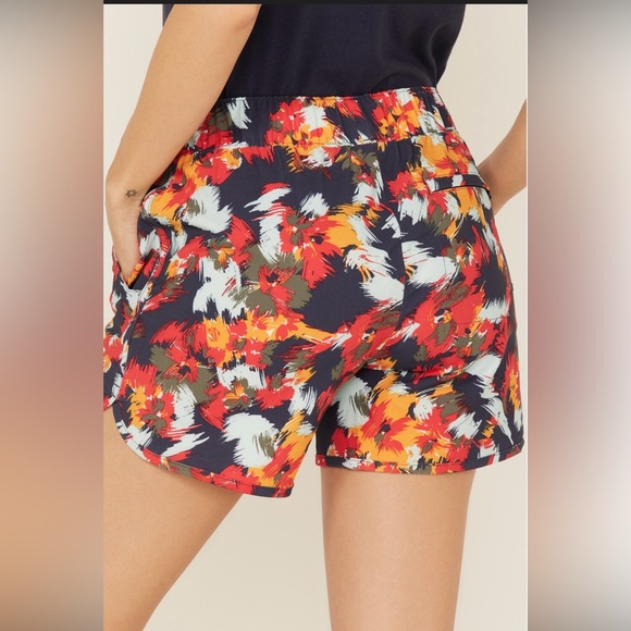 Columbia Women's Pleasant Creek Shorts with a multicolor floral print - M - Picture 4 of 11